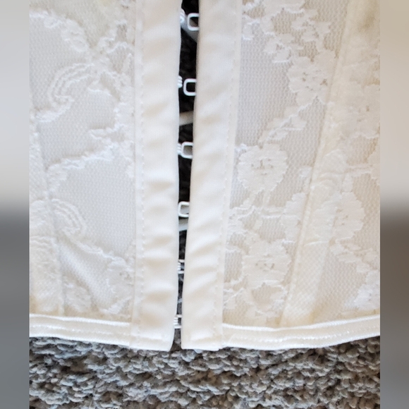 💚5/$25 White Lace Bustier Corset Long Line Structured Bra Crop Top Size Medium - Picture 2 of 6